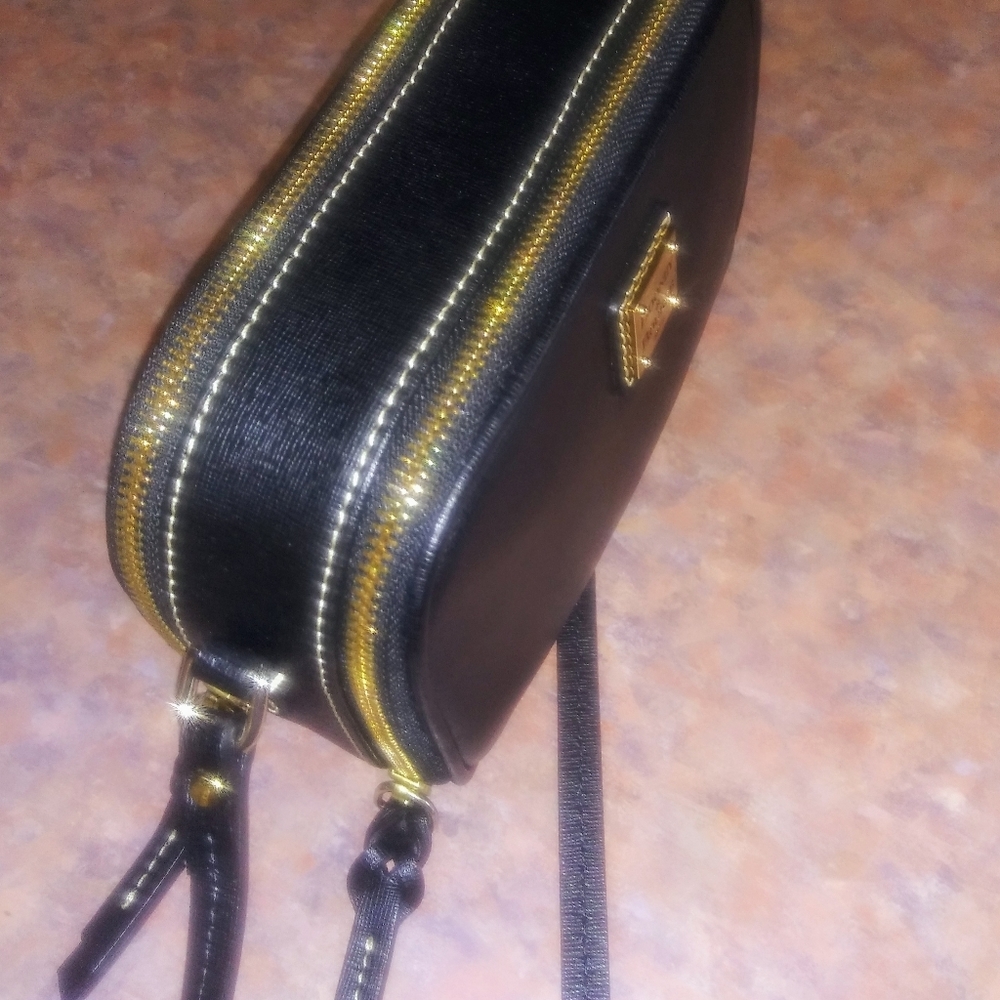 💐 A mini Dooney crossbody bag💐